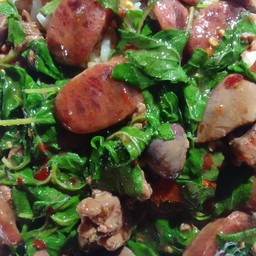 กระเพราเครื่องในไก่+กุนเชียง
