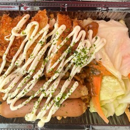 ยากิโซบะ ไก่ทอด ไส้กรอกไก่หนังกรอบ