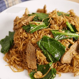 ผัดซีอิ้วเส้นหมี่หมูหมัก