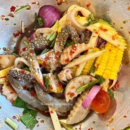 ยำปูม้ากุุ้งหมูยอไข่แดงเค็มโพดม่วง
