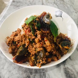 ข้าวกะเพราหมูสับไข่เยี่ยวม้า