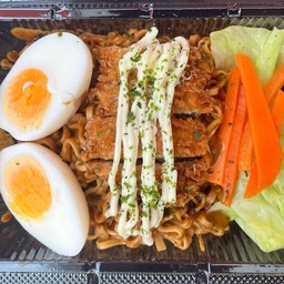 ยากิโซบะ ไข่ต้ม ไก่ทอด