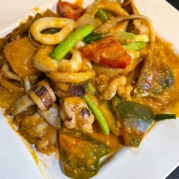 หมึกผัดซอสไข่เค็ม