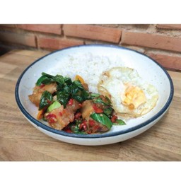 ข้าวกะเพราหมูกรอบ ไข่ดาว