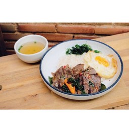 ข้าวกะเพราเนื้อเปื่อย ไข่ดาว