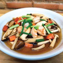 เห็ดสามอย่างผัดกุ้ง