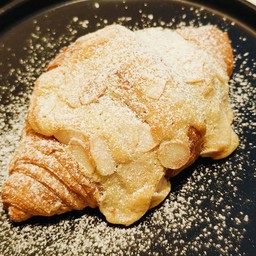 ครัวซองค์อัลมอนด์ดีไลท์