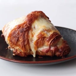 แฮมชีส ครัวซองซอส เพสโต้