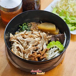 ก๋วยเตี๋ยวโคตรไก่ฉีก