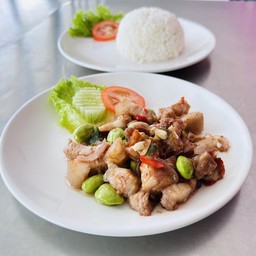 ข้าวหมูสามชั้นผัดกะปิสะตอ