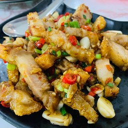 คั่วพริกเกลือหมูกรอบ กับข้าว