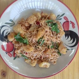 Pork Cracklings Stir-Fried Instant Noodles With Basil