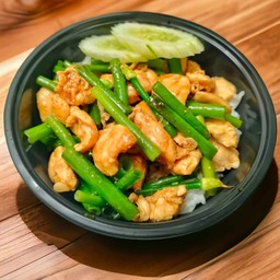 ผัดดอกหอมไก่ ราดข้าว