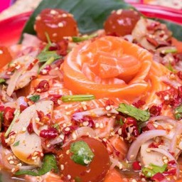 ยำปากเบิร์น แซลมอน ไข่แดงเค็ม กุ้งสด จานใหญ่