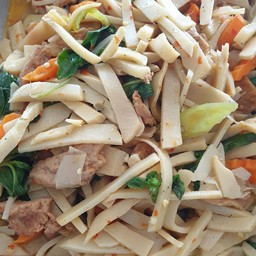 ผัดหน่อไม้โหรพา