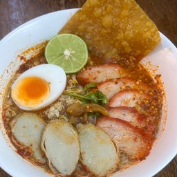 ก๋วยเตี๋ยวหมูต้มยำ หมูแดง+ฮือก๊วย+ไข่