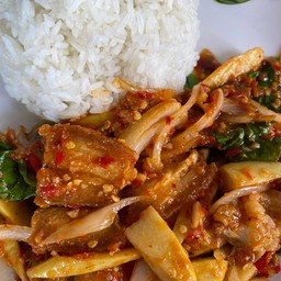 หมูกรอบพริกแกงใส่หน่อไม้