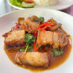 ข้าวกระเพรา หมูกรอบ