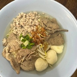 ก๋วยเตี๋ยวหมูน้ำใส หมูสด+หมูสับ+ตับ+ลูกชิ้น