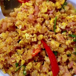 ข้าว ราด แหนมคั่วไข่