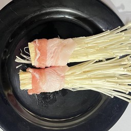 สามชั้นพันเห็ดเข็มทอง