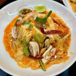 ข้าวราดต้มยำกุ้ง+หมึกผัดแห้ง