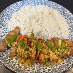 ข้าวหมูทอดกระเทียมพริกสด