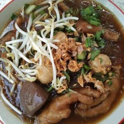 ก๋วยเตี๋ยวต้มยำ ล้านแซ่บโคตร🌶( ข้าง ร้านคนหลัง ม. ) หน้าทางเข้าหอพรีเมียร์ ถนนซากยายจีน