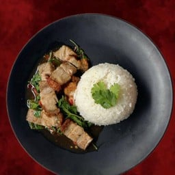 ผัดกะเพราราดข้าว