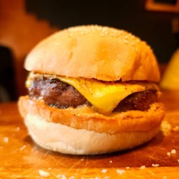 เบอร์เกอร์หมู Poll Burger (ชิ้นเดี่ยว ไม่มีชีส หรือ เฟรนช์ฟรายส์ สั่งเพิ่มได้จ้า)