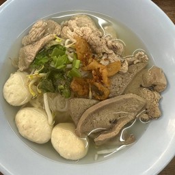 ก๋วยเตี๋ยวหมูน้ำใส หมูสด+ตับ+ลูกชิ้น