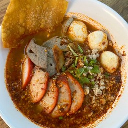 ก๋วยเตี๋ยวหมูต้มยำ หมูแดง+หมูสับ+ตับ+ลูกชิ้น