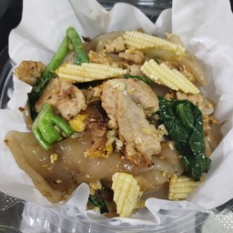 เส้นใหญ่ผัดซีอิ้วเส้นนุ่มนิ่ม