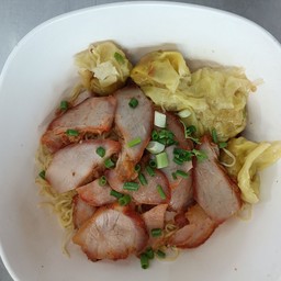 บะหมี่เกี๊ยวหมูแดงหมูกรอบ
