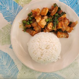 พริกแกงหมูกรอบราดข้าว