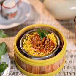 บะหมี่เหลืองกระดูกหมูนํ้าเเดง