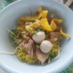 บะหมี่เหลือง ไก่  หมู  เนื้อ