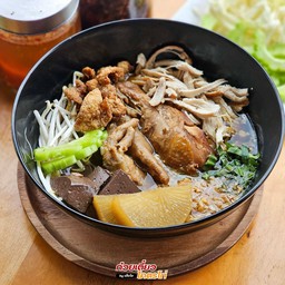 ก๋วยเตี๋ยวโคตรไก่รวมทุกอย่าง