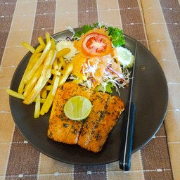 สเต๊กปลาแซลมอนย่างสมุนไพร