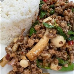 ข้าวราดกะเพราหมูสับใส่เห็ด