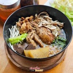 ก๋วยเตี๋ยวโคตรไก่ byเฮียโอ (หน้ากว๊านพะเยา) -