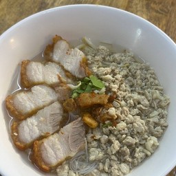 ก๋วยเตี๋ยวหมูน้ำใส หมูกรอบ+หมูสับ