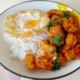 กระเพราไก่กรอบ ราดข้าว ไข่ดาว