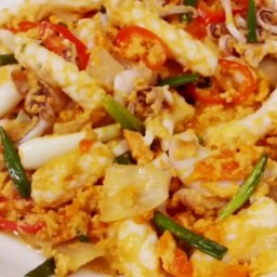 ข้าว ราดปลาหมึกผัดไข่เค็ม