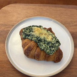 ครัวซองต์ผักโขมอบชีส