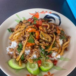 กระเพราหมูสับ + หอย + หน่อไม้สด