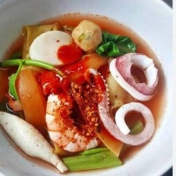 สงคราม หอยทอด  ยำแหนมทอด ลูกชิ้นลวก หมู่บ้านสินธร