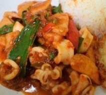ผัดพริกแกง+ปลาหมึก_กับข้าว
