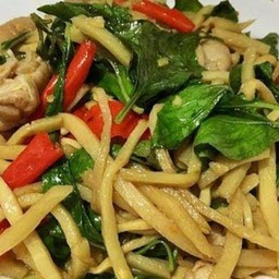 ผัดขี้เมาหน่อไม้ใส่ใบโหระพา