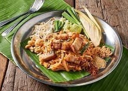 ผัดไทยหมูกรอบ